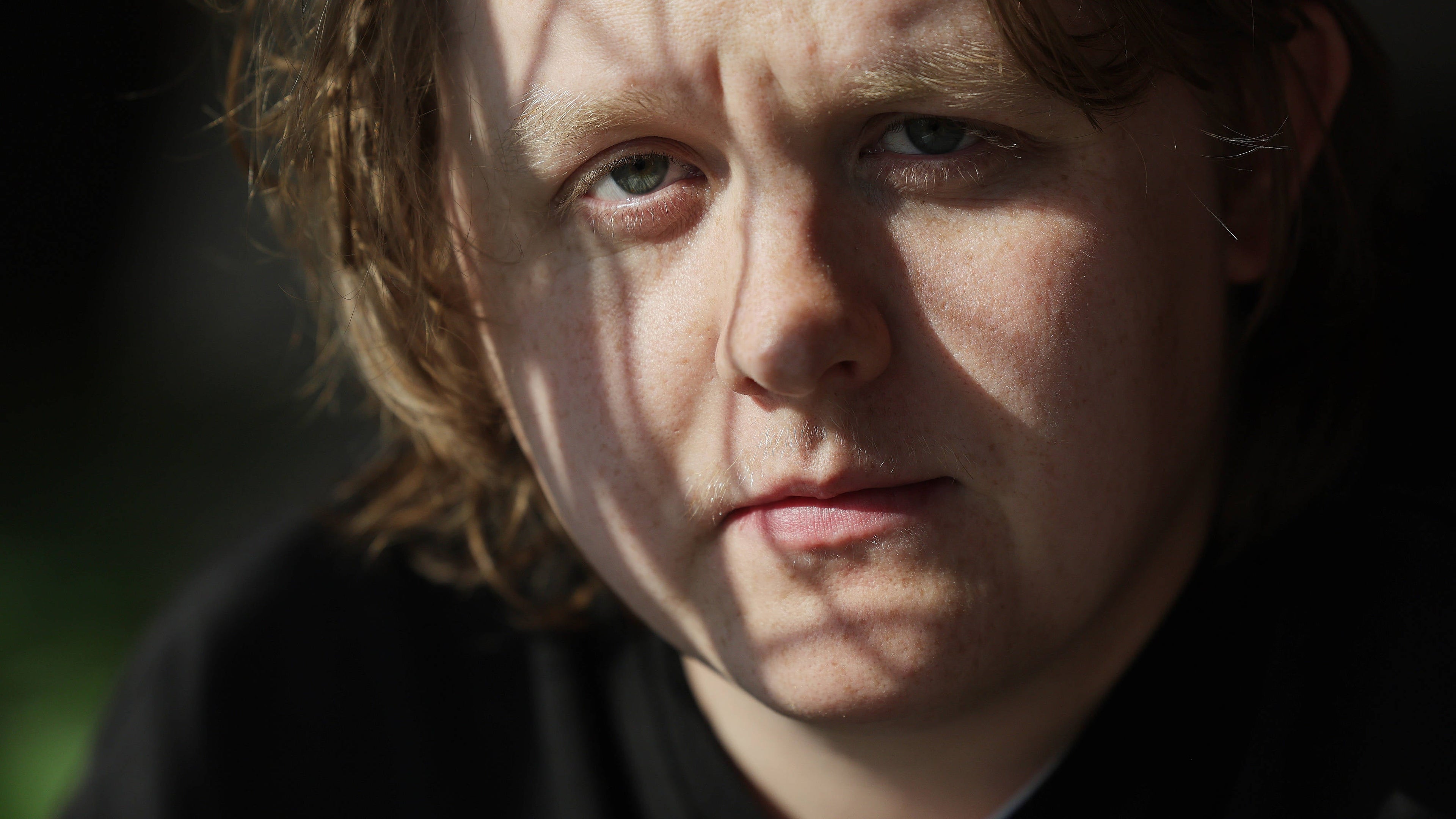 Lewis Capaldi: De Nieuwe Stem van Emotionele Ballads